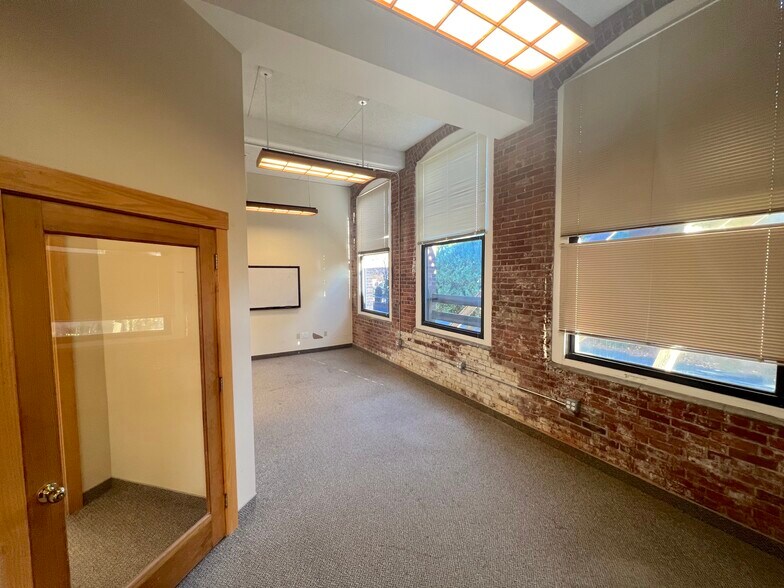 More Photos Of 320 Riverside Dr, Florence Office For Sale