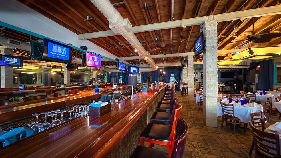 More Photos Of 852-862 5th Ave S, Naples Storefront For Sale