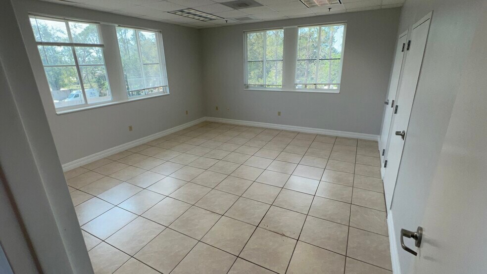 More Photos Of 4940 Bayline Dr, North Fort Myers Warehouse For Lease