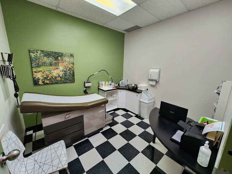 More Photos Of 135 Av 25e, St-Eustache Storefront For Lease