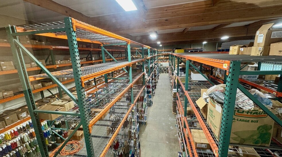 More Photos Of 18320-18330 Oxnard St, Tarzana Warehouse For Lease