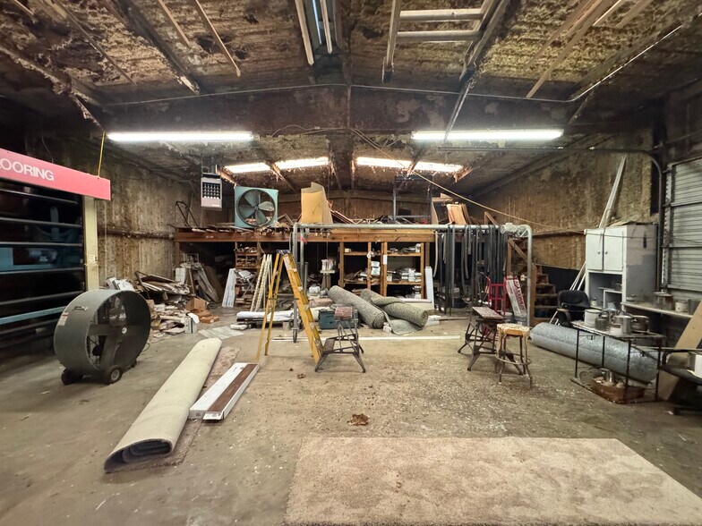 More Photos Of 1900 Crockett Rd, Palestine Storefront For Sale