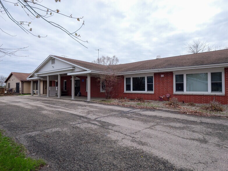More Photos Of 165 S Chet Krause Dr, Iola Apartments For Sale
