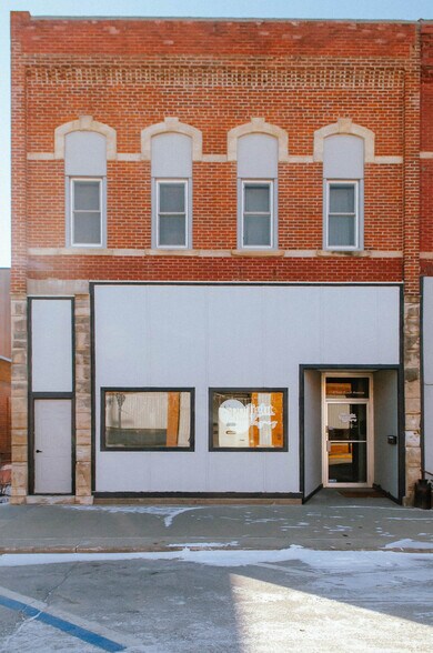More Photos Of 112-116 E Court Ave, Winterset Storefront Retail Residential For Sale