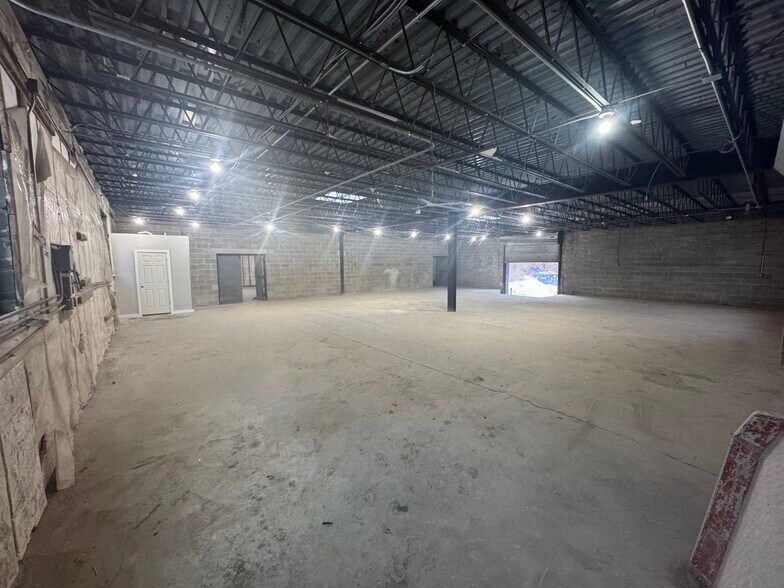 More Photos Of 32 Chichester Ave, Center Moriches Warehouse For Lease