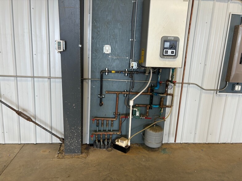More Photos Of 111 NE 45th Ave, Minot Showroom For Lease
