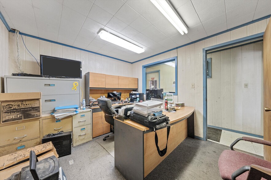 More Photos Of 201 W Oak St, West Service Station For Sale