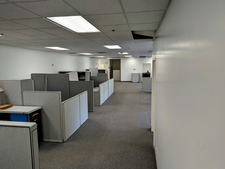 More Photos Of 115 E University Dr, Arlington Heights Warehouse For Sale