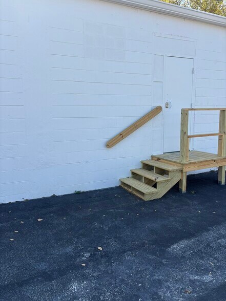 More Photos Of 411 Clearlake Rd, Cocoa Service For Lease