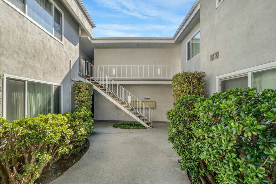 More Photos Of 18216 Kingsdale Ave, Redondo Beach Apartments For Sale