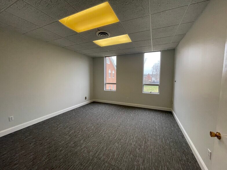 More Photos Of 80 Maple Ave, Smithtown Office For Lease