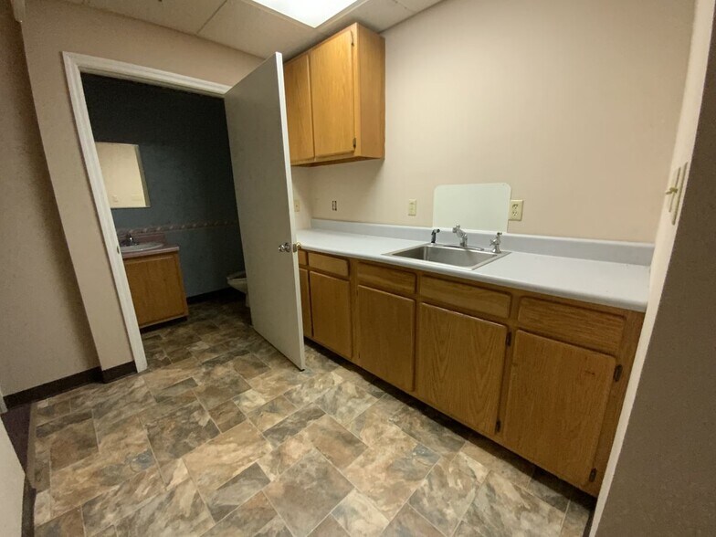 More Photos Of 2415 N Gateway Ave, Harriman Medical For Sale