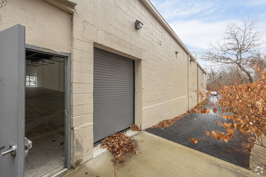 More Photos Of 721 Long Hill Rd, Groton Freestanding For Lease