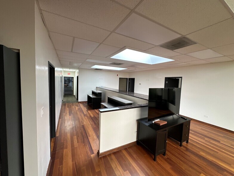 More Photos Of 1221 Jarvis Ave, Elk Grove Village Light Manufacturing For Sale