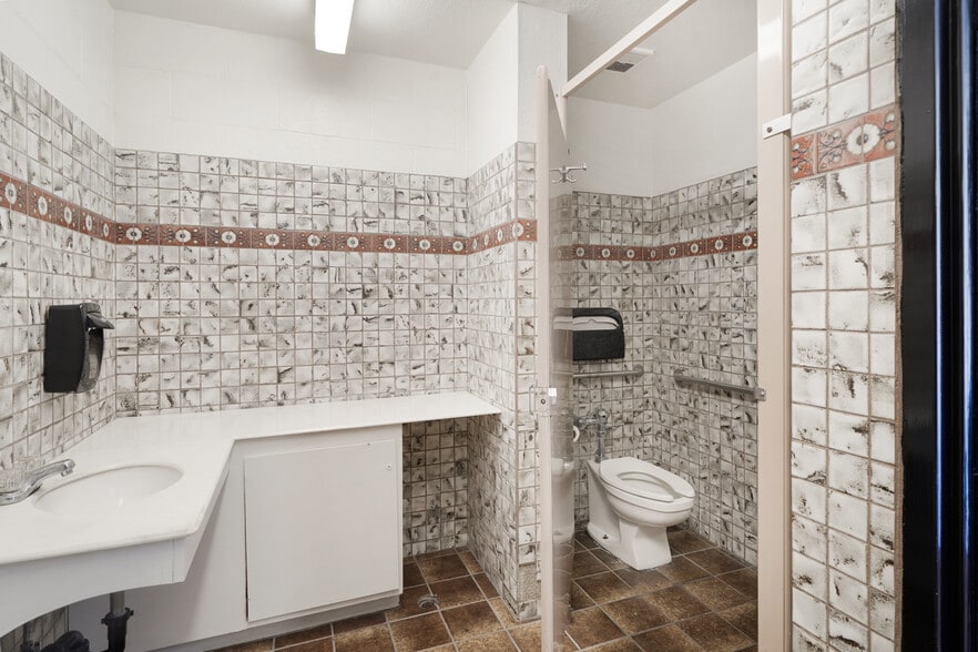 More Photos Of 1301 E Main St, Santa Paula Service For Sale