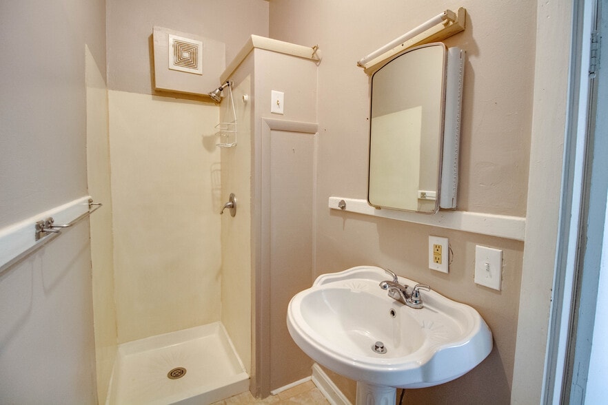 More Photos Of 1011 State St, Alton Apartments For Sale