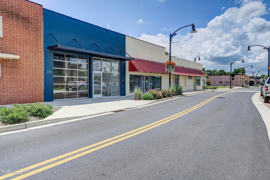 More Photos Of 331 W Walnut St, Johnson City Flex For Sale