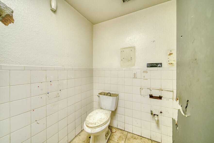 More Photos Of 601 NW 22nd Rd, Fort Lauderdale Restaurant For Sale