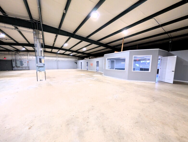 More Photos Of 608 E Booth Rd, Searcy Light Manufacturing For Lease