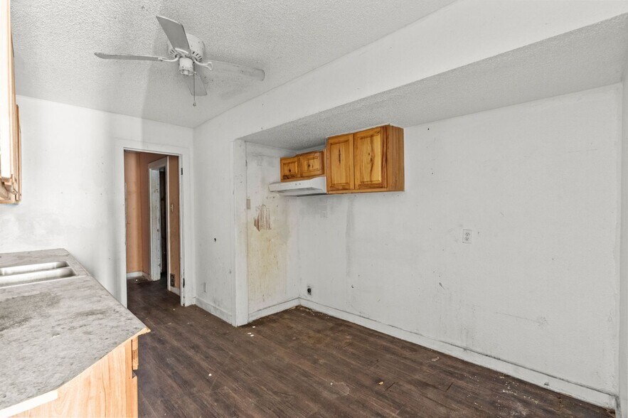 More Photos Of 102 9th St N, Texas City Apartments For Sale