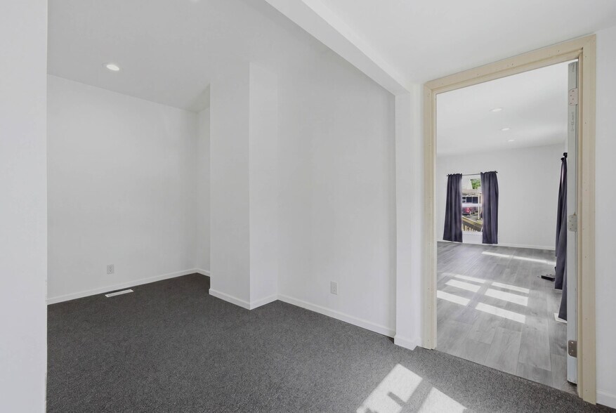 More Photos Of 307 E 23rd St S, Independence Office For Sale