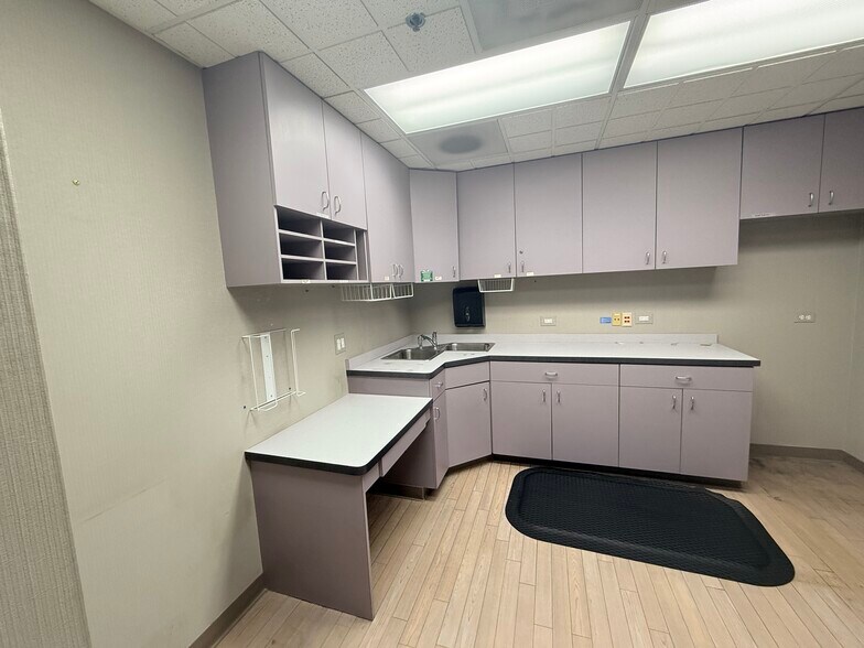 More Photos Of 600 W Lake Cook Rd, Buffalo Grove Medical For Lease