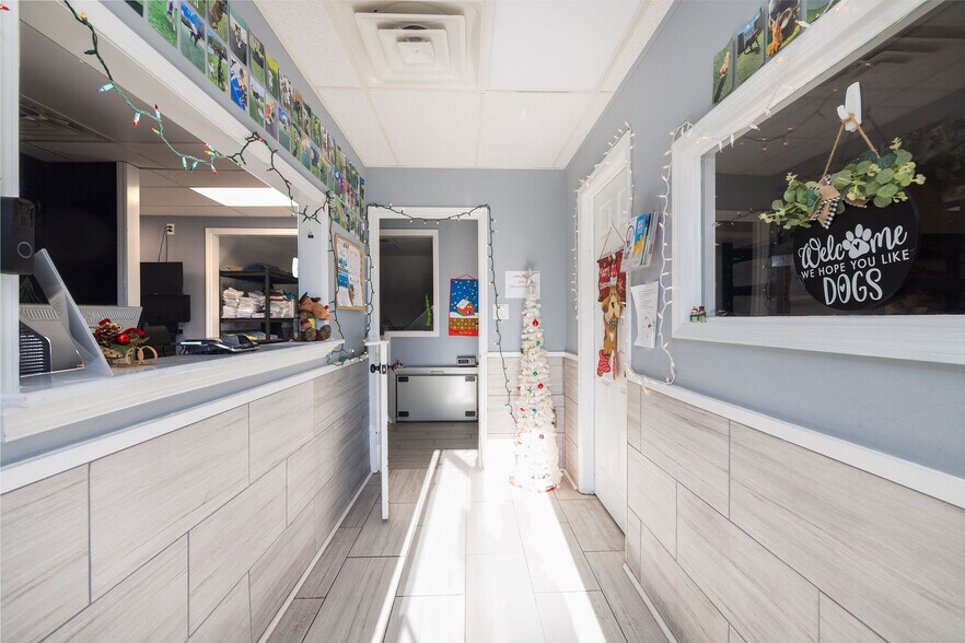 More Photos Of 5617 Dorchester Rd, North Charleston Veterinarian Kennel For Lease