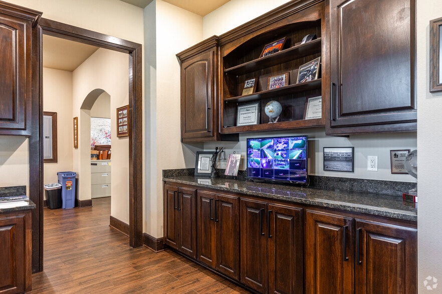 More Photos Of 1518 Colony Cir, Longview Office For Sale