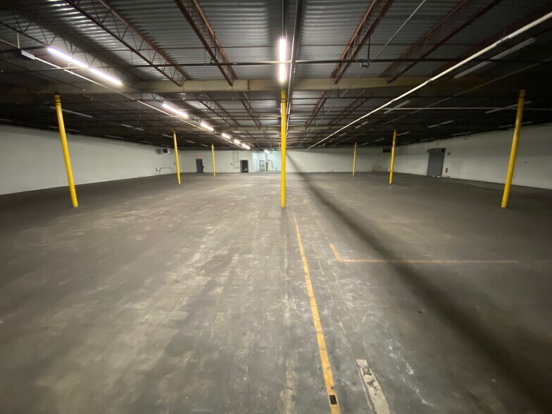 More Photos Of 9797-10161 E Admiral Pl, Tulsa Showroom For Lease