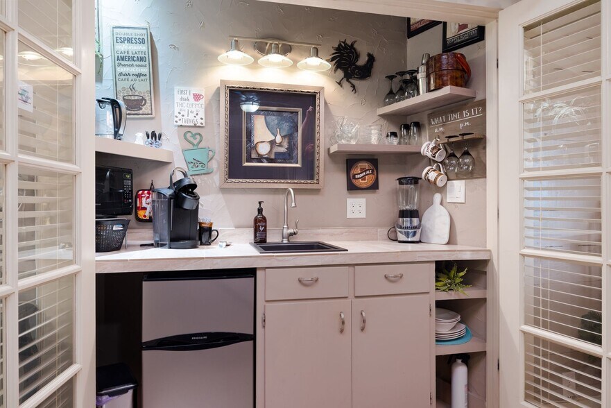 More Photos Of 504 Tivy St, Kerrville Flex For Sale