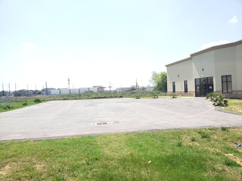 More Photos Of 6603 Langham Dr, Houston Religious Facility For Lease