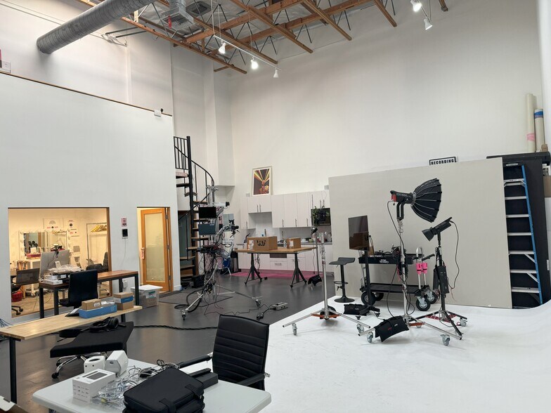 More Photos Of 8950-8956 Ellis Ave, Los Angeles Showroom For Lease