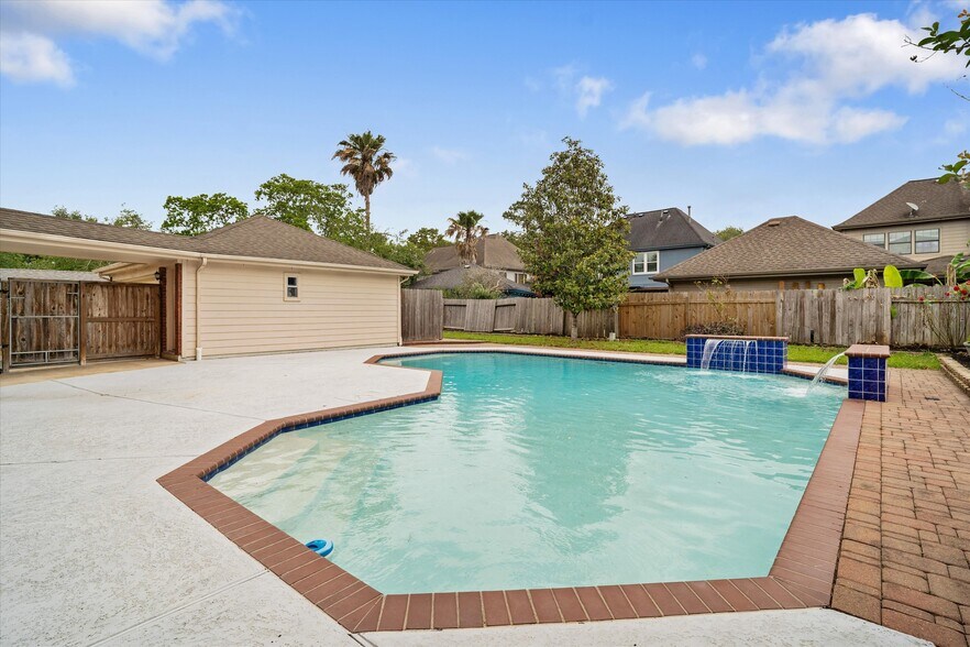 More Photos Of 124 Lake Point Dr, League City Specialty For Sale
