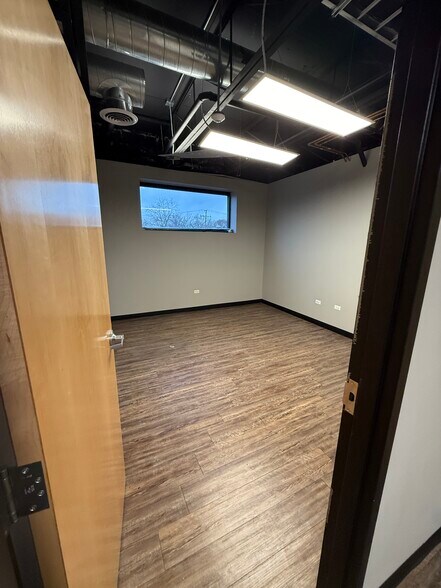 More Photos Of 929 Childs St, Wheaton Warehouse For Lease