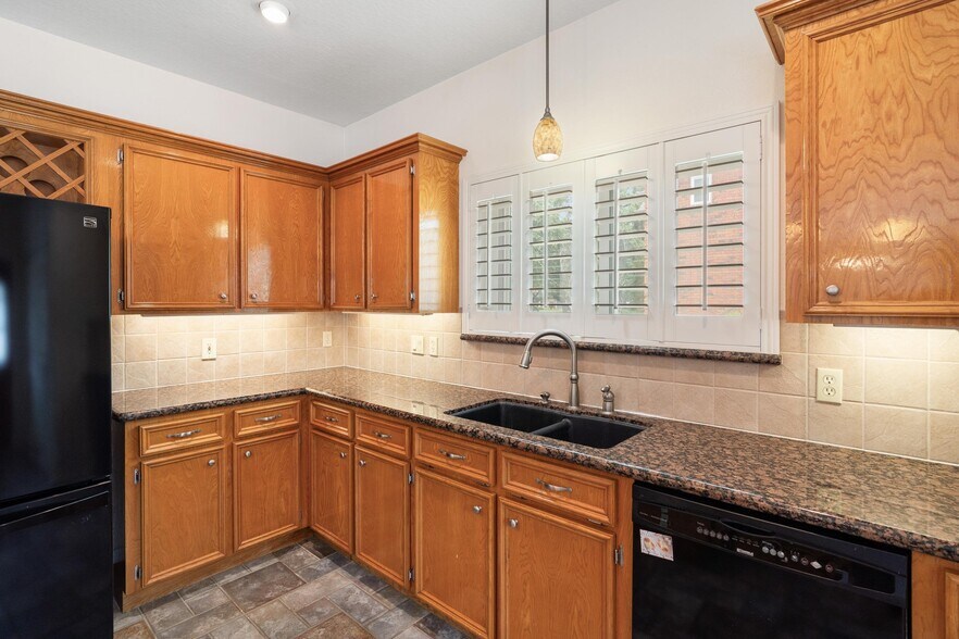 More Photos Of 124 Lake Point Dr, League City Specialty For Sale