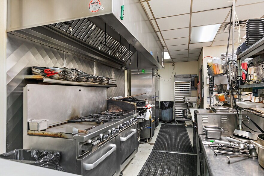 More Photos Of 112 S Maple St, Sycamore Restaurant For Sale