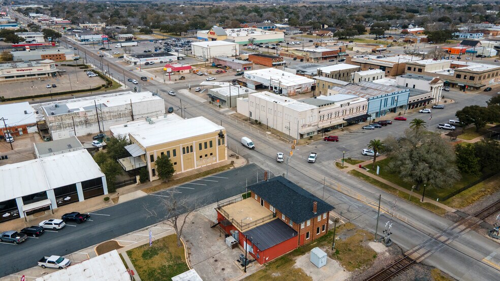 More Photos Of 1 N Mechanic St, El Campo Office For Sale