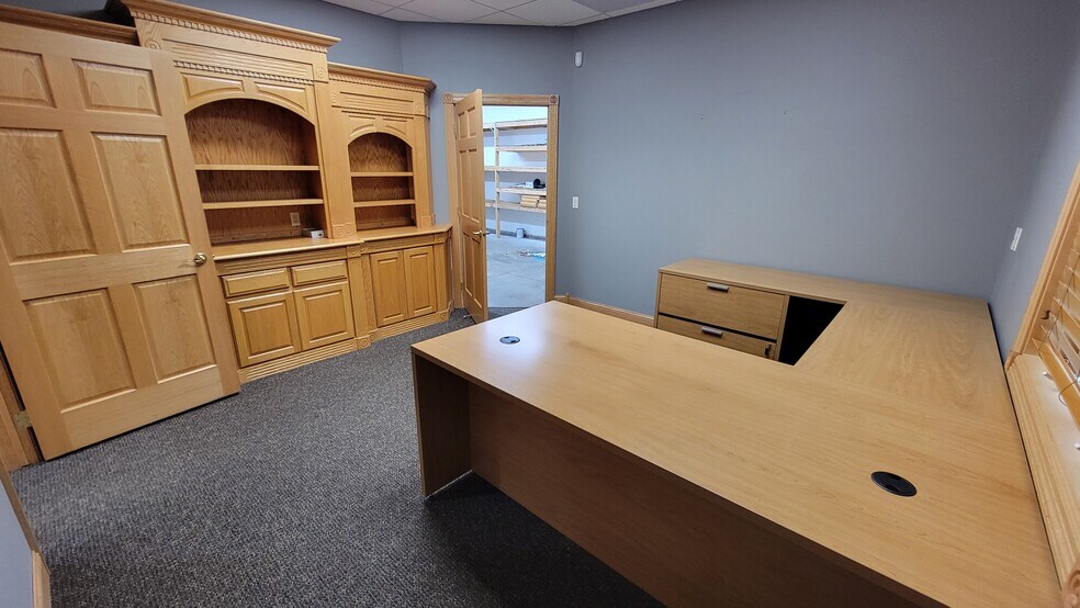 More Photos Of 1881 NW Station Parkway, Andover Office Residential For Lease