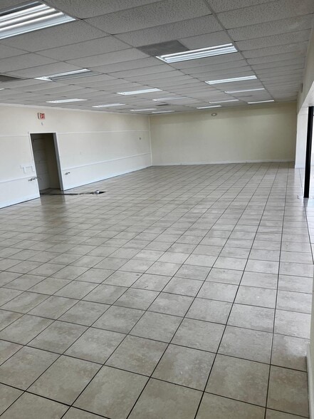 More Photos Of 2108 49th St S, Saint Petersburg Storefront For Sale