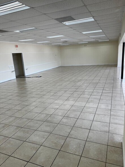 More Photos Of 2108 49th St S, Saint Petersburg Storefront For Sale
