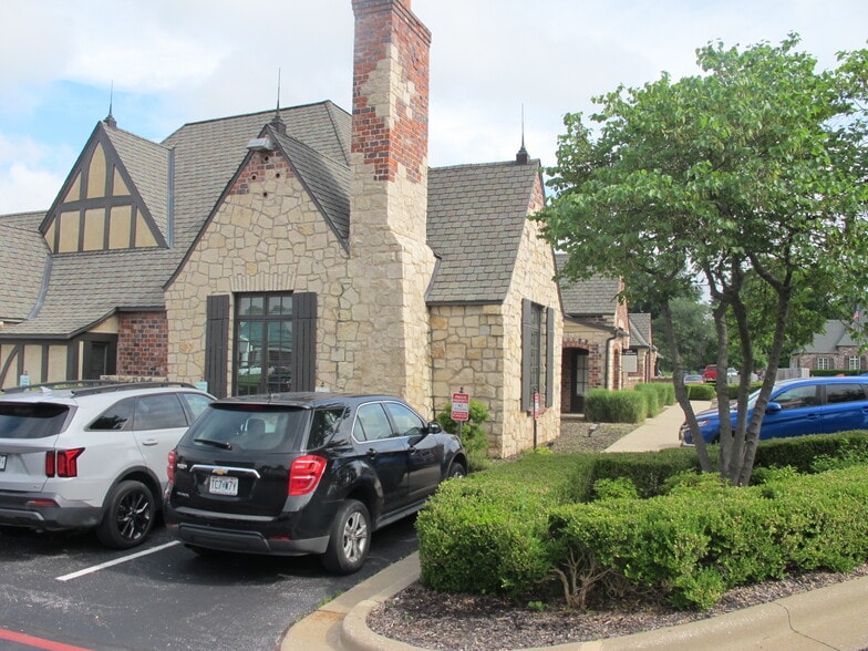 More Photos Of 2925 E Battlefield St, Springfield Office For Lease