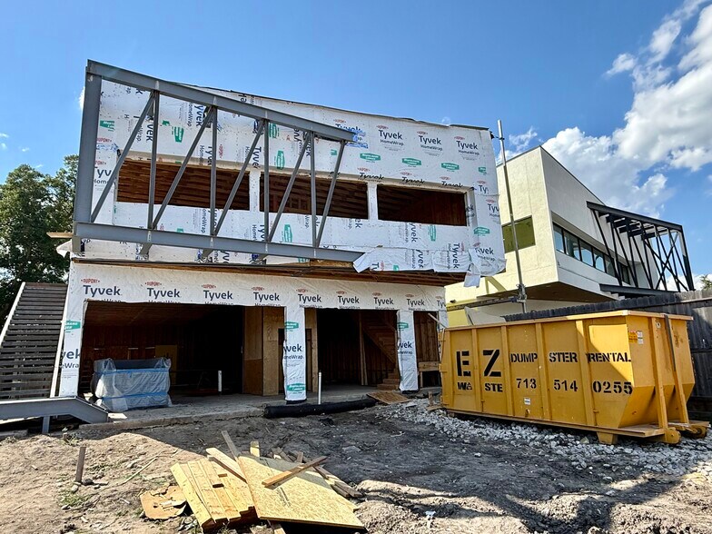 More Photos Of 6815 N Main St, Houston Unknown For Lease