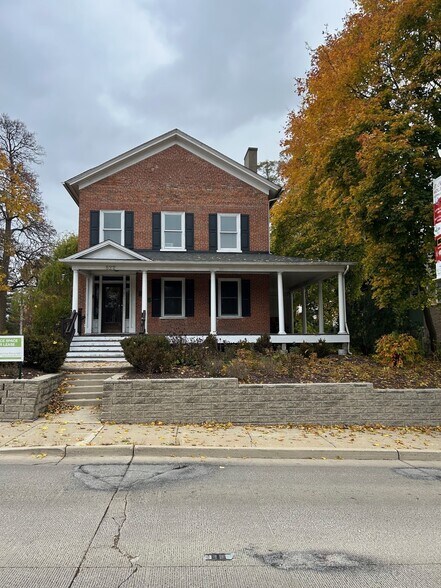 More Photos Of 522 W Main St, St Charles Office For Lease