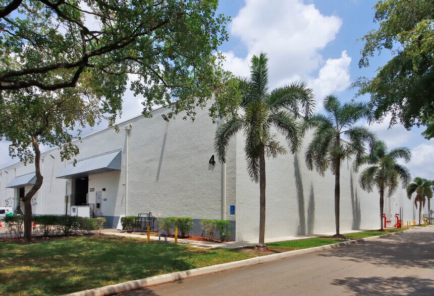 More Photos Of 2201-2211 Stirling Rd, Fort Lauderdale Unknown For Lease