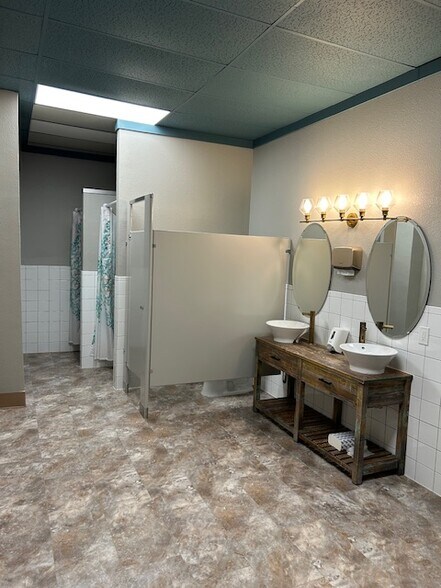 More Photos Of 31 NE 3rd St, Gresham Storefront For Sale