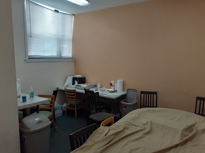 More Photos Of 8049-8051 Ridgeway Ave, Skokie Flex For Lease