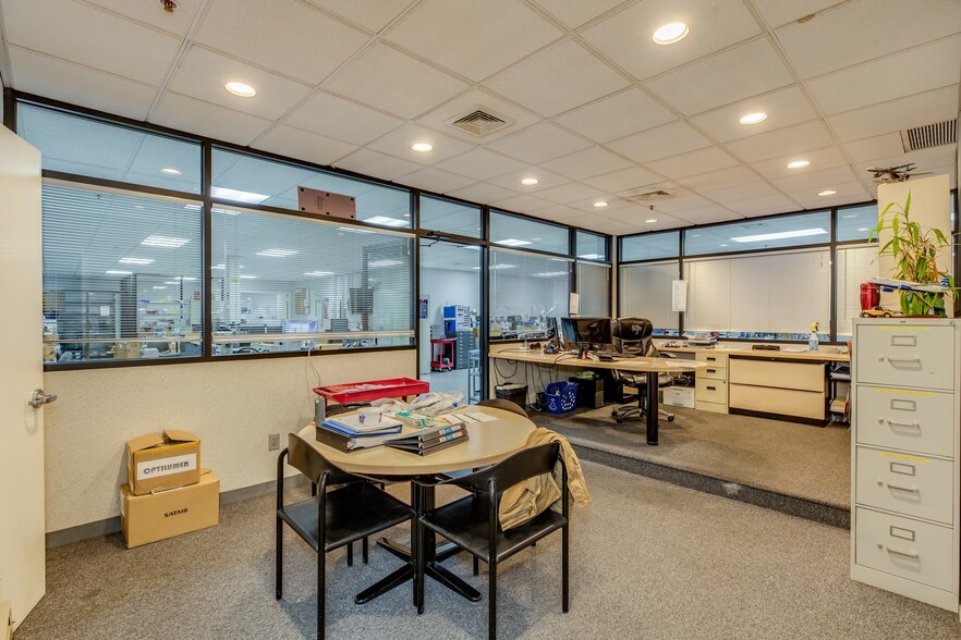 More Photos Of 210 Hanse Ave, Freeport Warehouse For Lease