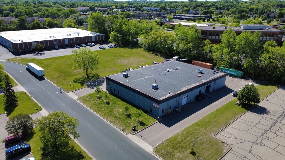 More Photos Of 1331-1333 Larc Industrial Blvd, Burnsville Warehouse For Lease