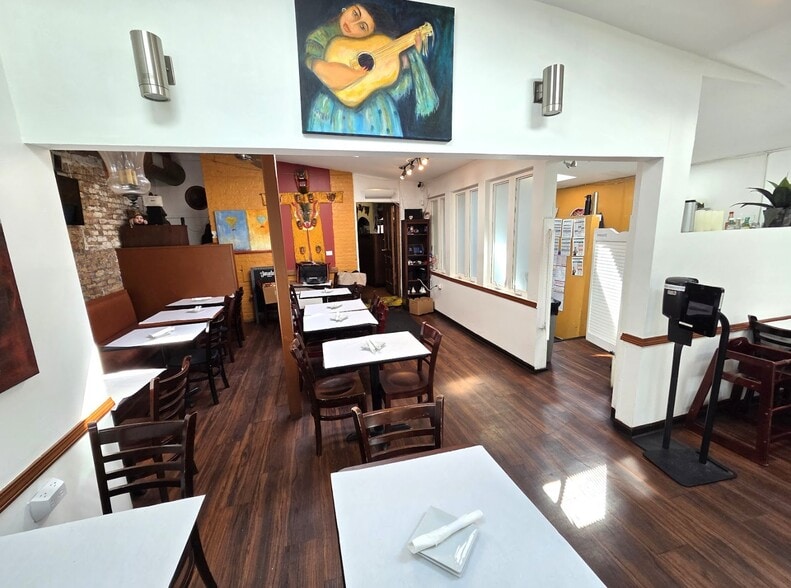 More Photos Of 2914 N Clark St, Chicago Apartments For Lease