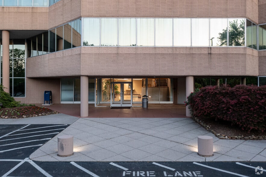 More Photos Of 412 N Cedar Bluff Rd, Knoxville Office For Lease